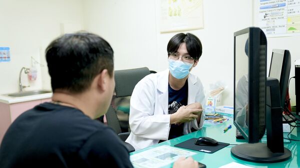 ▲經常吃宵夜倒頭就睡容易罹患胃食道逆流。（圖／彰化秀傳醫院提供）