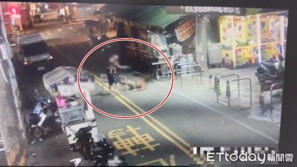 ▲▼61歲江男與46歲黃男，酒後口角，在羅東夜市對毆（紅圈處）。（圖／記者游芳男翻攝，下同）
