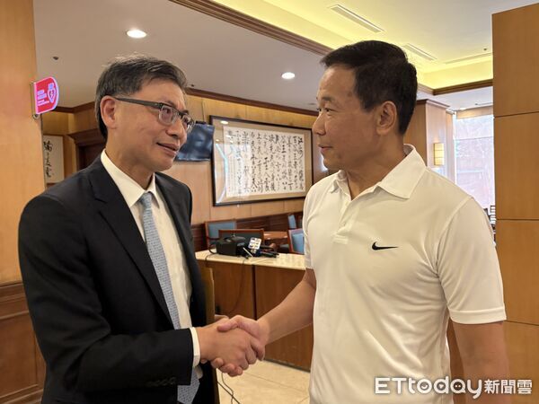 北市議員鍾小平(左)與台大醫院副院長陳晉興(左)(圖/記者洪巧藍攝)