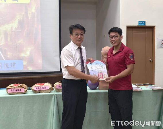 ▲台南市消防局第七大隊南門分隊前往台南家商，辦理防火及消防器材操作宣導。（記者林東良翻攝，下同）