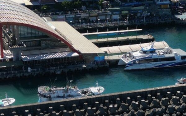 東琉線風浪大！年輕女下船蹲岸邊狂吐竟落海…黑衣男秒跳水救人