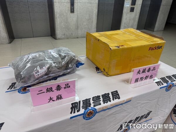 ▲▼▲刑事局幹員查緝大麻毒郵包，警方破門攻堅逮人。（圖／記者邱中岳攝）