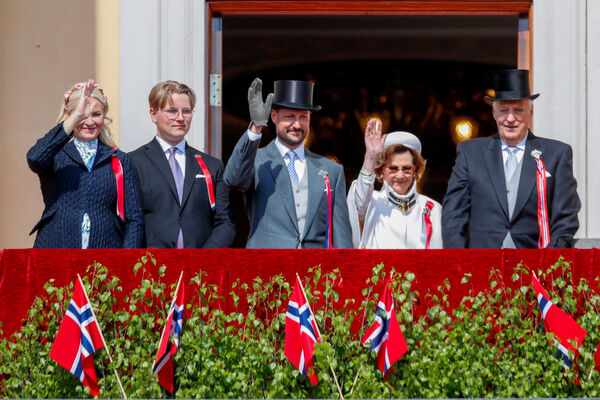 ▲▼挪威王儲妃梅特瑪麗特（Mette-Marit）、斯維爾·馬格努斯王子（Prince Sverre Magnus）、王儲哈康（Haakon）、宋雅王后（Queen Sonja）與國王哈拉爾五世（Harald V），於2023年5月17日挪威憲法日當天，在奧斯陸皇宮陽台上向民眾致意。（圖／路透）