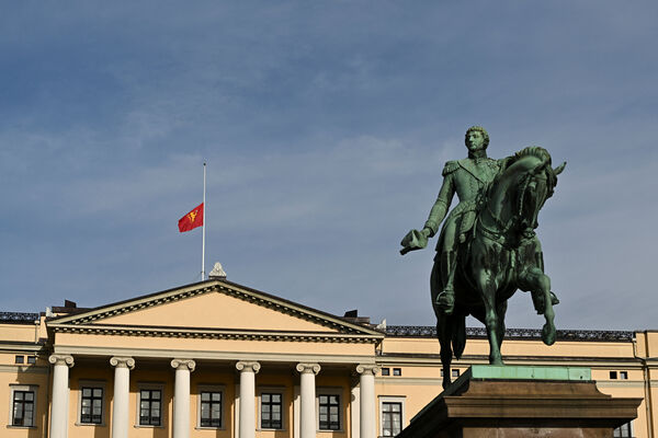 ▲▼挪威國王哈拉爾（Harald）逝世後，位於首都奧斯陸（Oslo）的挪威皇宮於2026年8月28日降半旗致哀。（圖／路透）