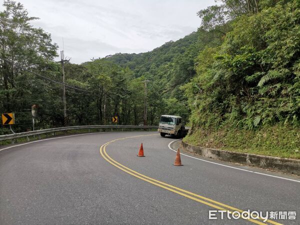 ▲▼梁男駕駛拖板車載運挖土機，未固定導致整輛挖土機翻落地面佔據車道。（圖／記者陸運陞翻攝）
