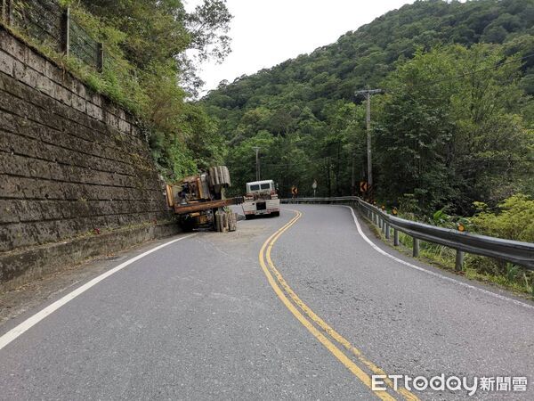 ▲▼梁男駕駛拖板車載運挖土機，未固定導致整輛挖土機翻落地面佔據車道。（圖／記者陸運陞翻攝）