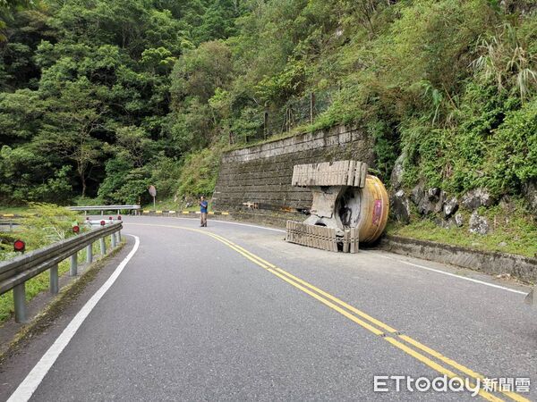▲▼梁男駕駛拖板車載運挖土機，未固定導致整輛挖土機翻落地面佔據車道。（圖／記者陸運陞翻攝）