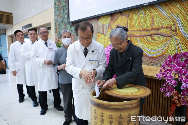 ▲▼尼泊爾來到台灣定居15年的潘迪安，從妻子口中得知花蓮慈院要辦祈福會，就決定一定要帶著妻子與女兒來參加。（圖／慈濟醫學中心提供，下同）