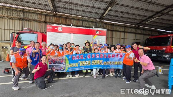 ▲台南市南區文南里長陳清泉率領巡守隊員及社區長者，前往消防局德興分隊參訪。（記者林東良翻攝，下同）