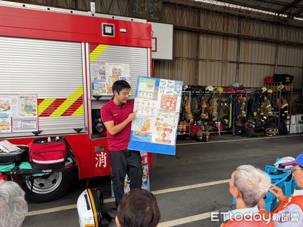 ▲台南市南區文南里長陳清泉率領巡守隊員及社區長者，前往消防局德興分隊參訪。（記者林東良翻攝，下同）
