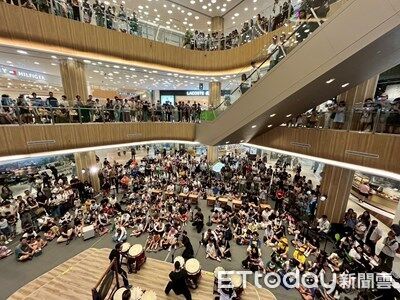▲台中大型商場陸續開幕，帶動城市消費市場持續成長，百貨及零售式量販店今年有望挑戰千億元規模。。（圖／記者游瓊華翻攝）