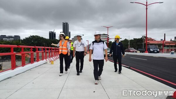 ▲高雄九如橋完工前,兩側護欄設計神似鳥居,挨批設計失當。(圖/記者許宥孺翻攝)