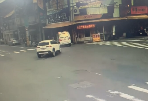 ▲彰化溪湖鎮發生民間救護車與休旅車相撞釀2傷送醫。（圖／民眾提供）