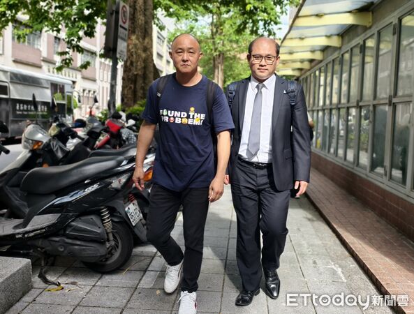▲▼無黨籍立委高金素梅的姊姊高金秋燕、弟弟高金建華，被控共涉詐領公費助理酬勞，姊弟倆今8/28首度到台北地院出庭，均否認涉貪。（圖／記者黃哲民攝）