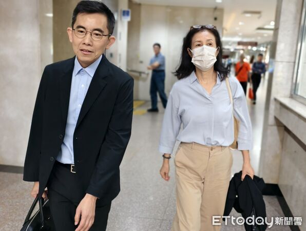 ▲▼無黨籍立委高金素梅的姊姊高金秋燕、弟弟高金建華，被控共涉詐領公費助理酬勞，姊弟倆今8/28首度到台北地院出庭，均否認涉貪。（圖／記者黃哲民攝）