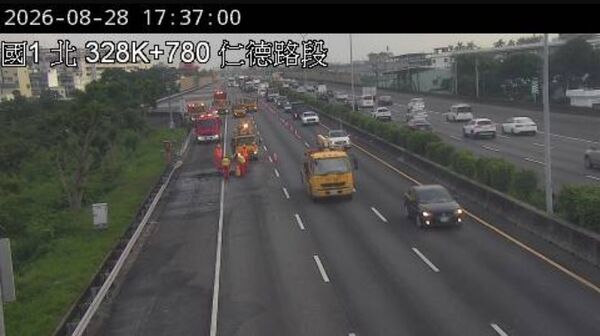 ▲國道1號北向328.8公里一輛大貨車與施工標誌車發生碰撞後起火燃燒。（圖／翻攝自高速公路1968）