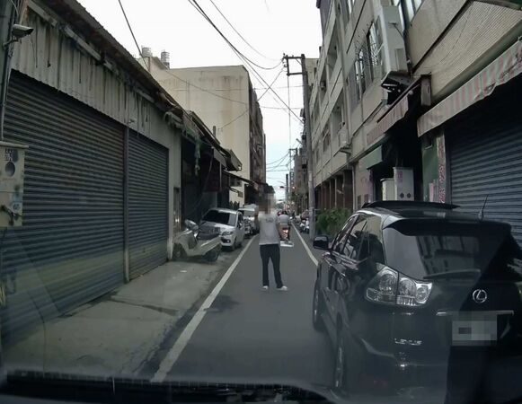 ▲男子嗆聲要對方下車。（圖／民眾提供）