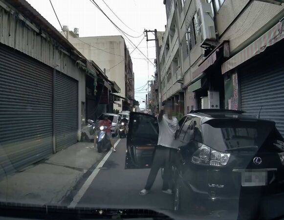 ▲男子嗆聲要對方下車。（圖／民眾提供）