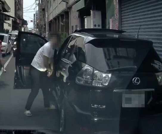 ▲男子嗆聲要對方下車。（圖／民眾提供）