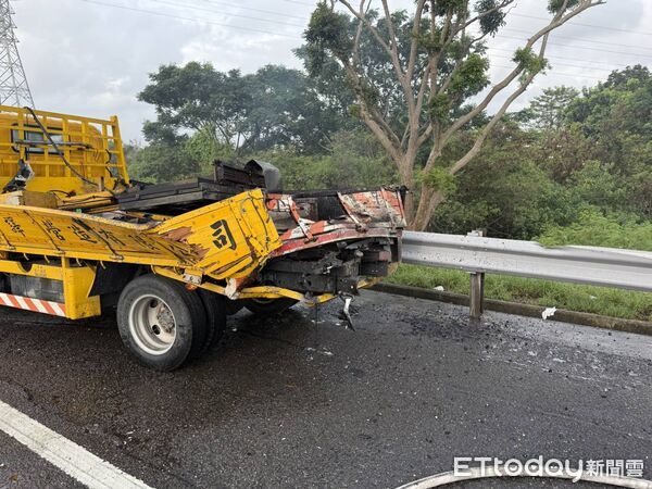 ▲國道1號北向328.8公里台南仁德路段，發生營業大貨車追撞自小貨車事故，營業大貨車追撞前方自小貨車後，車頭起火燃燒，南消到場搶救。（圖／記者林東良翻攝，下同）
