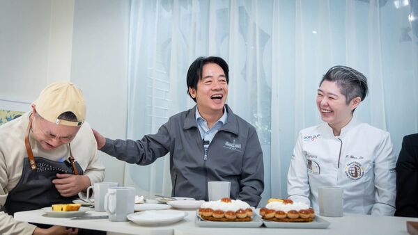 ▲▼賴清德拜訪「世界盃聖誕麵包大賽」台灣隊隊長 Chef Lai經營的「某某甜點」。(圖/翻攝自Facebook/賴清德)