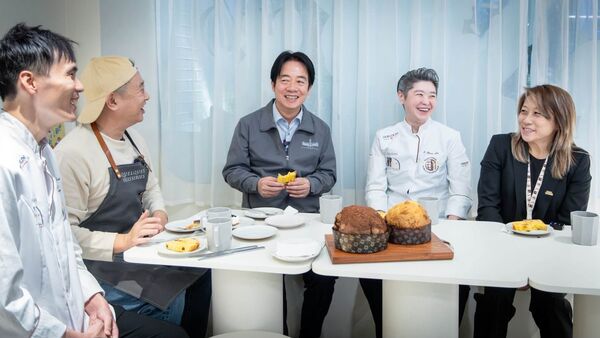 ▲▼賴清德拜訪「世界盃聖誕麵包大賽」台灣隊隊長 Chef Lai經營的「某某甜點」。(圖/翻攝自Facebook/賴清德)