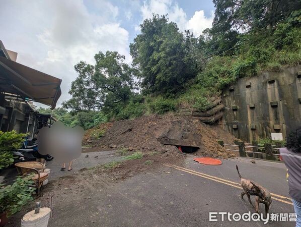 快訊／高雄連日豪雨！擋土牆突崩落急撤7戶24人 驚悚畫面曝光