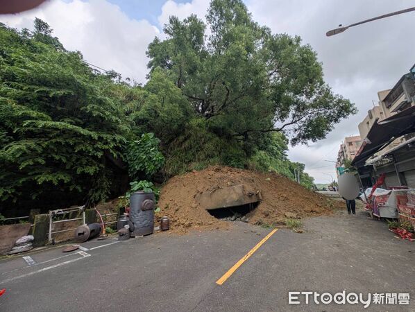 ▲▼擋土牆突然崩落，土石差點就沖進民宅。（圖／記者許宥孺翻攝）