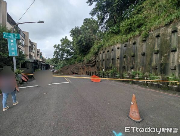 ▲▼擋土牆突然崩落，土石差點就沖進民宅。（圖／記者許宥孺翻攝）
