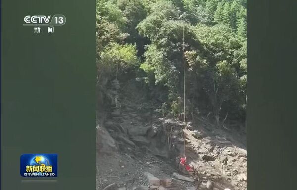▲▼ 西藏、救援、無人機吊掛 。(圖/翻攝攝 央視)