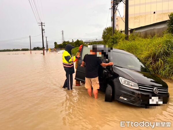 ▲東港警方協助自小客車受困男。（圖／記者陳崑福翻攝）