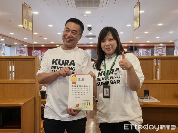▲▼南投家扶中心、陳綢阿嬤社福基金會分別致贈亞洲藏壽司董事長暨總經理藪内薰（左）感謝狀。