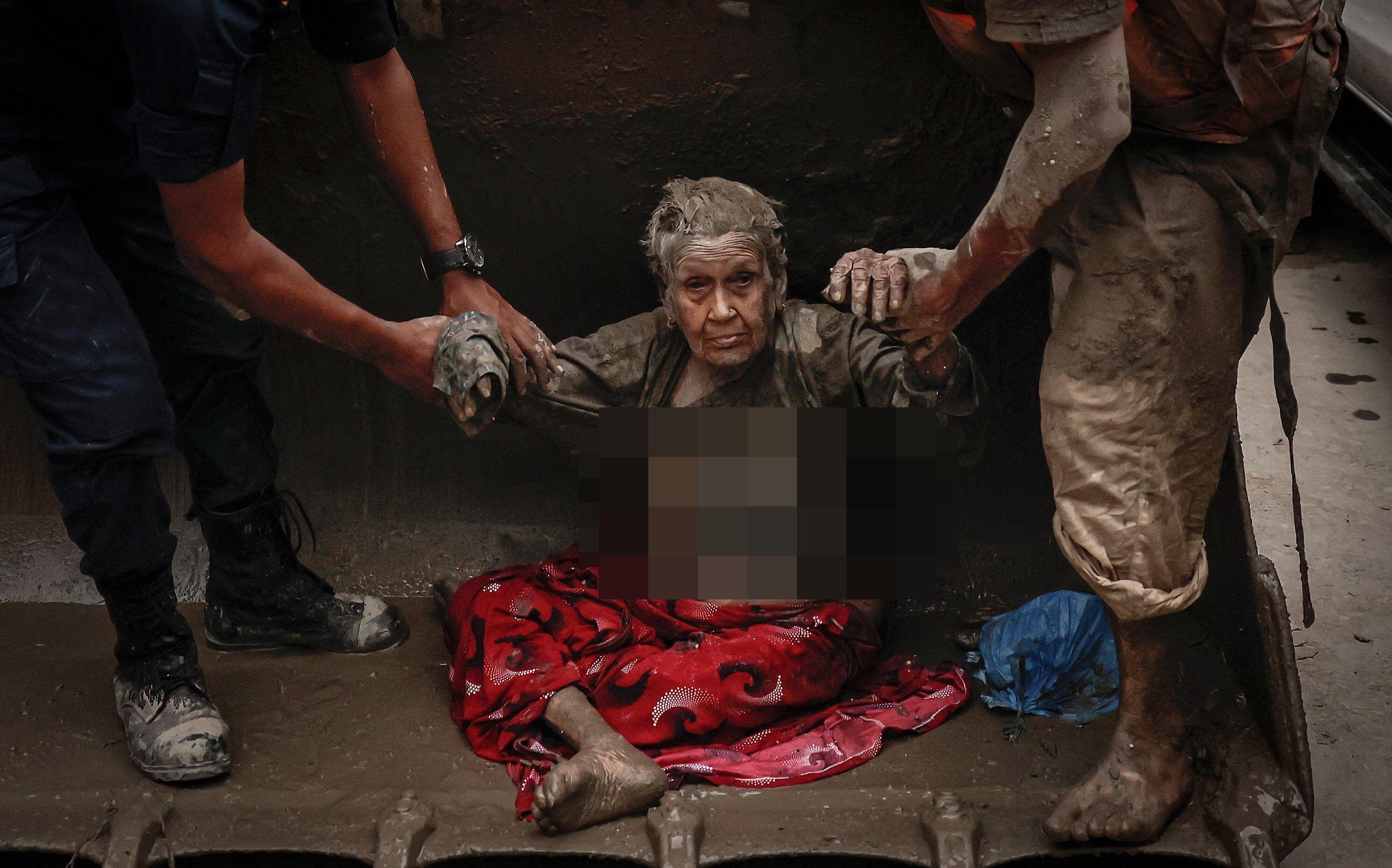 ▲▼尼泊爾與西藏邊境暴洪，97歲婦人波哈拉（Guna Maya Bohara）受困瓦礫泥沙堆，奇蹟生還。（圖／路透）