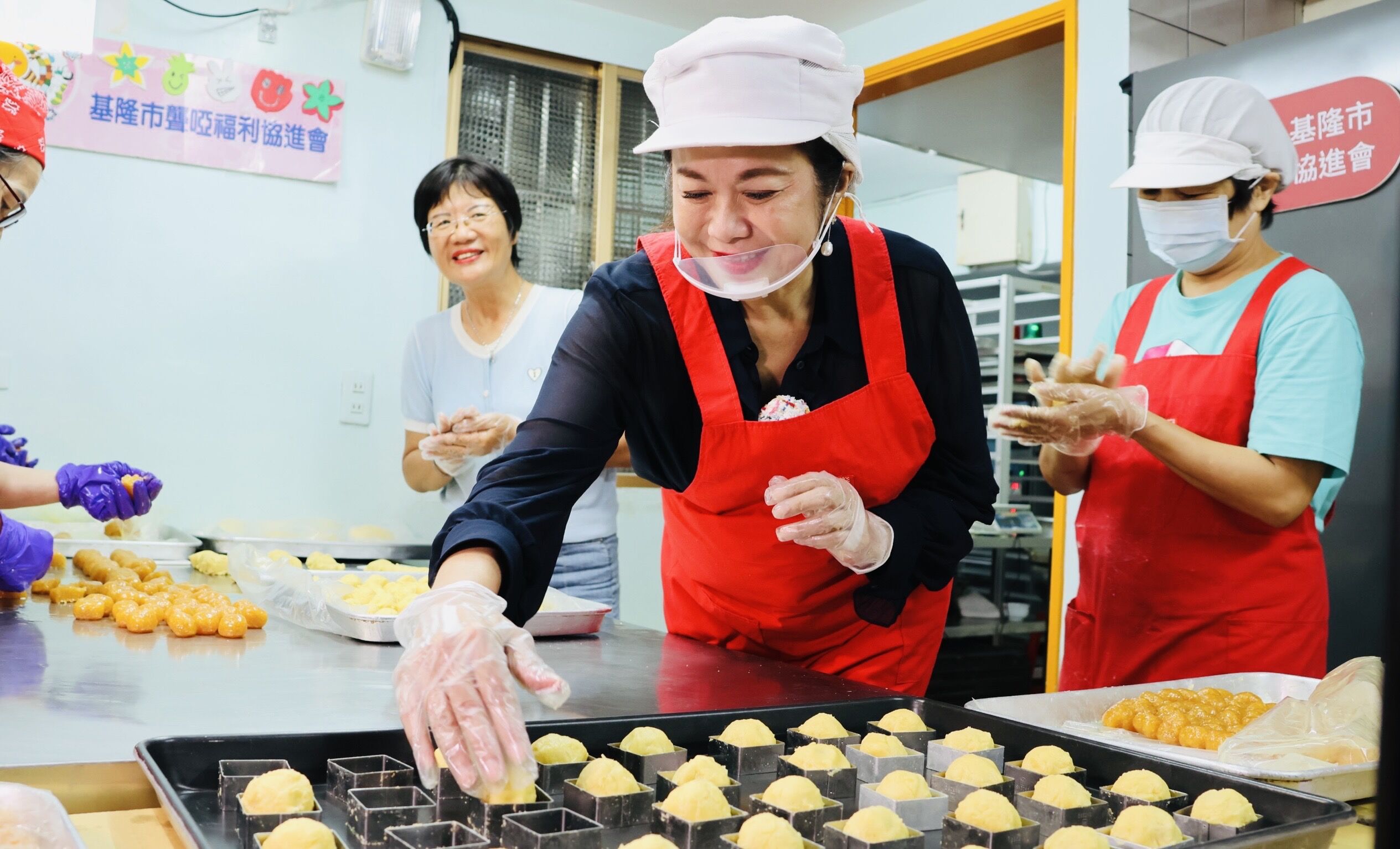 ▲基隆市府認購200盒蛋黃酥 邱佩琳親手烘焙送暖。（圖／記者郭世賢翻攝）