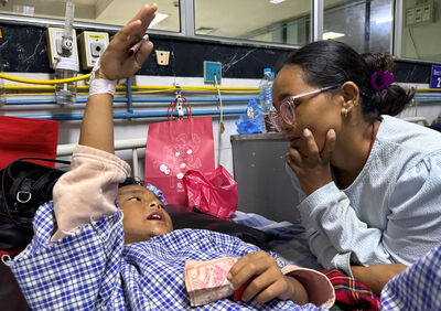 洪水瞬間吞沒學校! 尼泊爾8歲男童「爬樹避難」奇蹟生還
