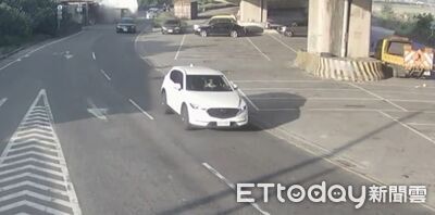 小吃店被撞爛剩一半！小貨車失控右偏...高速衝進鐵皮屋畫面曝