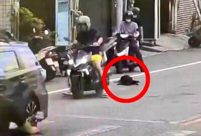 新竹男騎機車拖行小黑狗　害牠「橫紋肌溶解、拉血」慘死全身傷