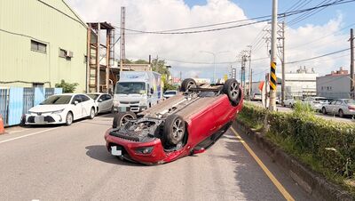 中壢街頭驚險事故！上完大夜班失控...先撞路旁車再衝分隔島