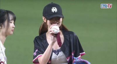 直擊/TWICE娜璉大巨蛋開球中文喊「姓林的,是有的!」