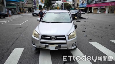 台中2車相撞「車頭全撞爛」!2人受傷送醫