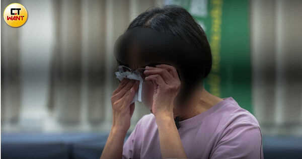 家屬談起與林師的過往點滴時頻頻拭淚。（圖／黃耀徵攝）