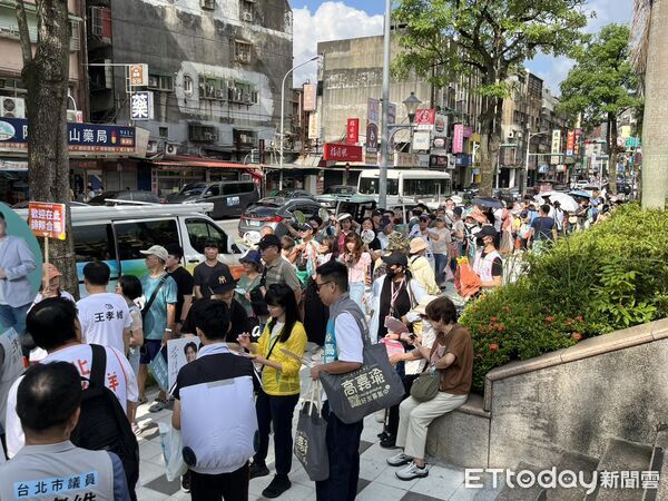 ▲▼沈伯洋東湖五分市場掃街。（圖／記者杜冠霖攝）