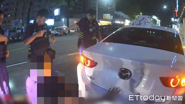 逆向被攔查！開門「掉出K他命」車上抄出手槍 後座還躺1個人