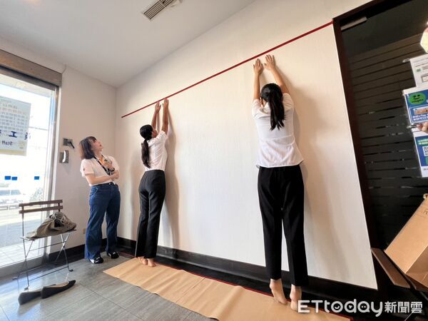 ▲▼台灣虎航今日招募客艙組員，面試者進行摸高測試。（圖／台灣虎航提供）
