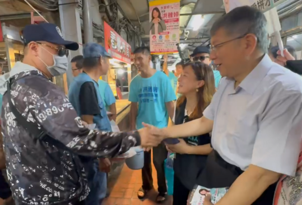 ▲民眾黨前主席柯文哲陪同黨籍參選人現身彰化掃街。（圖／記者唐詠絮翻攝）