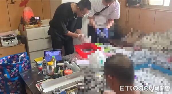 ▲▼竹聯幫不同堂口成員組毒品分裝工廠。完整產線一上午可出貨3千包。（圖／記者邱中岳翻攝）