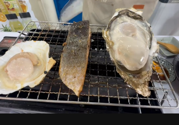 ▲搶攻中秋烤肉商機,彰化區漁會推出海陸鰻魚烤肉串限量下殺200元。(圖/記者唐詠絮翻攝)