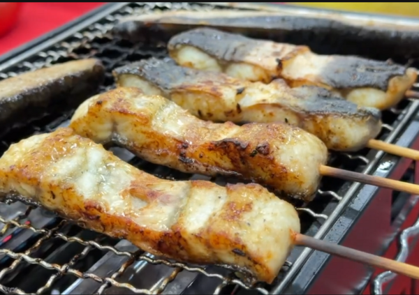 ▲搶攻中秋烤肉商機,彰化區漁會推出海陸鰻魚烤肉串限量下殺200元。(圖/記者唐詠絮翻攝)