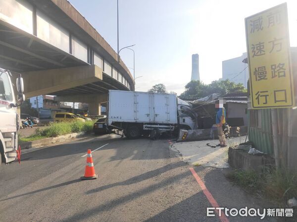 ▲▼林男因疲勞駕駛,開小貨車撞進路旁鐵皮屋店家。(圖/記者陸運陞翻攝)