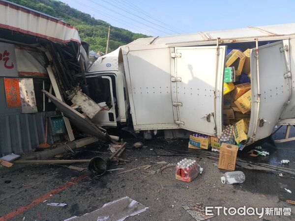 ▲▼林男因疲勞駕駛,開小貨車撞進路旁鐵皮屋店家。(圖/記者陸運陞翻攝)